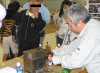 連合イベント レジ袋の油化実験風景